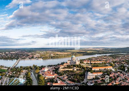 Vista panoramica da Esztegom con il Danubio e la basilica Foto Stock