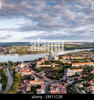 Vista panoramica da Esztegom con il Danubio e la basilica Foto Stock