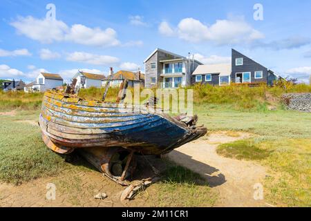 Porto di segale vecchia barca da pesca ormeggiata sulle rive del fiume intertidale del fiume Rother a Rye Harbour villaggio vecchia barca Rye Sussex Inghilterra UK GB Europa Foto Stock