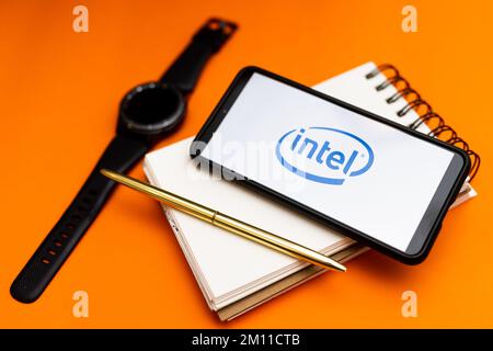 Polonia. 07th Dec, 2022. In questa immagine viene visualizzato un logo Intel su uno smartphone. (Foto di Mateusz Slodkowski/SOPA Images/Sipa USA) Credit: Sipa USA/Alamy Live News Foto Stock