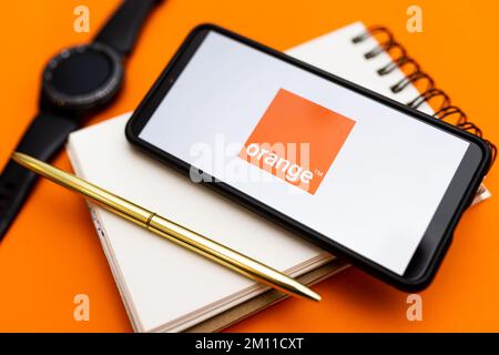 Polonia. 07th Dec, 2022. In questa immagine viene visualizzato un logo arancione sullo smartphone. (Foto di Mateusz Slodkowski/SOPA Images/Sipa USA) Credit: Sipa USA/Alamy Live News Foto Stock