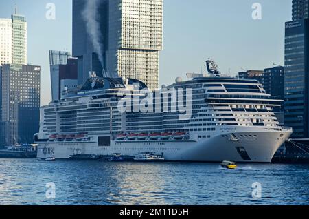 Rotterdam, Paesi Bassi, 29 novembre 2022: Il fumo dai camini delle navi da crociera ormeggiate a Wilhelminapier sta diventando una delle principali fonti di irritazione Foto Stock