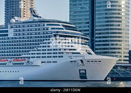 Rotterdam, Paesi Bassi, 29 novembre 2022: Sezione di una nave da crociera ormeggiata a Wilhelminapier con motivi di facciata simili a quelli dell'adiacente Foto Stock