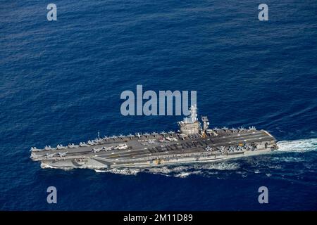 USS Nimitz, Stati Uniti. 08th Dec, 2022. STATI UNITI I marinai della Marina formano la frase “Beat Army” sul ponte di volo della portaerei di classe Nimitz USS Nimitz a sostegno della partita annuale di calcio Army vs Navy, 8 dicembre 2022 sull’Oceano Pacifico. La tradizionale rivalità calcistica tra l'Army Black Knights e il Navy Midshipman è prevista per dicembre 10th. Credit: MC3 Samuel Osborn/US Navy/Alamy Live News Foto Stock