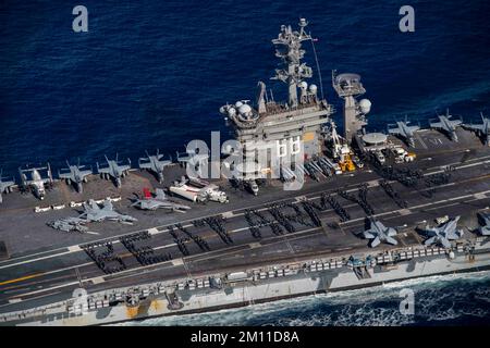 USS Nimitz, Stati Uniti. 08th Dec, 2022. STATI UNITI I marinai della Marina formano la frase “Beat Army” sul ponte di volo della portaerei di classe Nimitz USS Nimitz a sostegno della partita annuale di calcio Army vs Navy, 8 dicembre 2022 sull’Oceano Pacifico. La tradizionale rivalità calcistica tra l'Army Black Knights e il Navy Midshipman è prevista per dicembre 10th. Credit: MC3 Samuel Osborn/US Navy/Alamy Live News Foto Stock