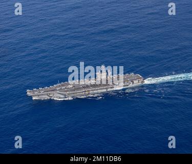 USS Nimitz, Stati Uniti. 08th Dec, 2022. STATI UNITI I marinai della Marina formano la frase “Ready” sul ponte di volo della portaerei di classe Nimitz USS Nimitz a sostegno della partita annuale di calcio Army vs Navy, 8 dicembre 2022 sull’Oceano Pacifico. La tradizionale rivalità calcistica tra l'Army Black Knights e il Navy Midshipman è prevista per dicembre 10th. Credit: MC3 Samuel Osborn/US Navy/Alamy Live News Foto Stock