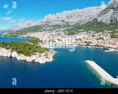 Makarska città e porto Croazia Dalmazia costa drone aereo alto punto di vista Foto Stock