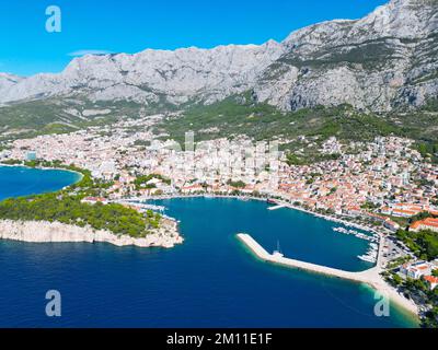 Makarska città e porto Croazia Dalmazia costa drone aereo alto punto di vista Foto Stock