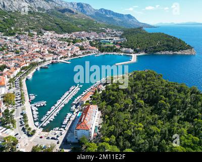 Makarska città Croazia Dalmazia costa alta angolo drone vista aerea Foto Stock