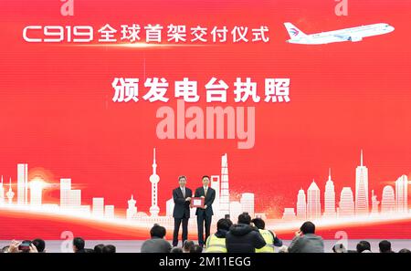 Shanghai, Cina. 9th Dec, 2022. China Eastern Airlines riceve la licenza per la stazione radio dell'aeromobile dalla Civil Aviation Administration of China (CAAC) East China Regional Administration alla cerimonia di consegna del primo jet C919 a Shanghai, Cina orientale, il 9 dicembre 2022. Il primo aeromobile da C919 passeggeri di grandi dimensioni è stato consegnato venerdì al suo primo cliente, China Eastern Airlines. E' la prima volta che il mercato cinese dei trasporti aerei civili dispone di un jetliner di linea principale sviluppato in modo indigeno. Credit: Ding Ting/Xinhua/Alamy Live News Foto Stock