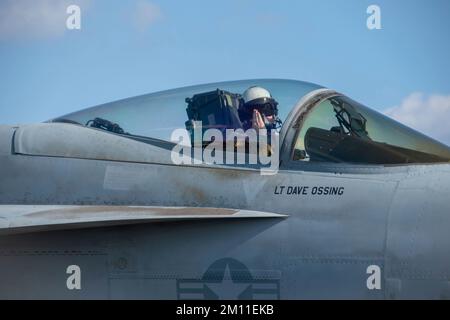 Filippine Mare, Stati Uniti. 09th Dec, 2022. STATI UNITI Il pilota della Marina Lt. Dillon Hamrick saluta prima di lanciare il suo aereo da combattimento F/A-18E Super Hornet attaccato ai maces reali di Strike Fighter Squadron 27, dal ponte di volo della portaerei di classe Nimitz USS Ronald Reagan in corso, il 9 dicembre 2022 che opera sul Mare delle Filippine. Credito: MC3 Dallas Snider/USA Navy/Alamy Live News Foto Stock