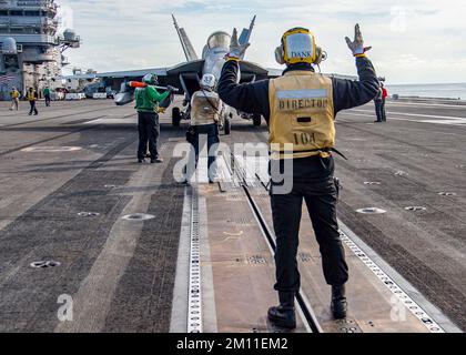 Filippine Mare, Stati Uniti. 09th Dec, 2022. STATI UNITI Navy F/A-18E Super Hornet Fighter Aircraft attaccato alle aquile di Strike Fighter Squadron 115, è allineato per il lancio da parte di equipaggi di coperta sul ponte di volo della portaerei di classe Nimitz USS Ronald Reagan in corso, il 9 dicembre 2022 sul Mare delle Filippine. Credito: MC3 Dallas Snider/USA Navy/Alamy Live News Foto Stock