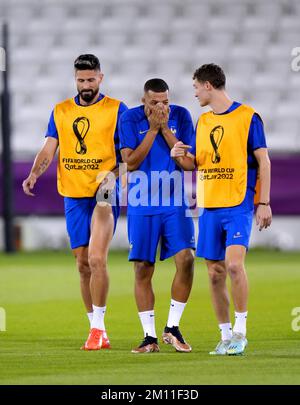 Olivier Giroud (a sinistra), Kylian Mbappe e Benjamin Pavard durante una sessione di allenamento al Club sportivo al Sadd di Doha, Qatar. Data immagine: Venerdì 9 dicembre 2022. Foto Stock