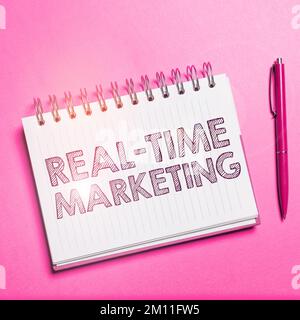 Didascalia di testo che presenta Real Time Marketing. Foto concettuale creare una strategia incentrata sulle tendenze attuali rilevanti Foto Stock