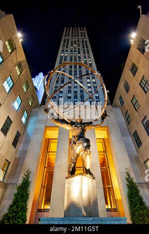 New York. Manhattan. Stati Uniti. Statua dell'atlante al Rockfeller Center Foto Stock