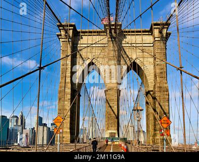 New York. Manhattan. Stati Uniti. Attraversare il Ponte di Brooklyn a piedi Foto Stock