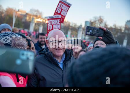 LONDRA, 9th dicembre 2022. Dave Ward of CWU al di fuori di Buckingham Palace a Londra, migliaia di lavoratori postali partecipano a un raduno originale da CWU, Royal Mail colpisce per tutto il mese di dicembre in fila per le condizioni di lavoro e di retribuzione. Credit: Lucy North/Alamy Live News Foto Stock