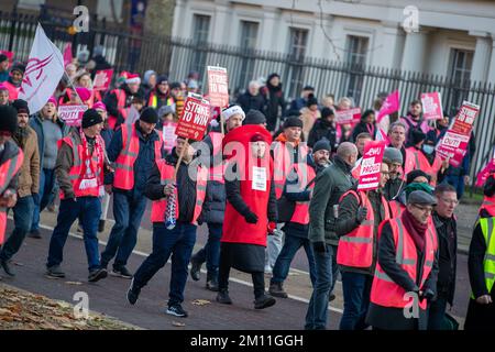 LONDRA, 9th dicembre 2022. Migliaia di lavoratori postali partecipano a un raduno originale da CWU, Royal Mail colpisce per tutto il mese di dicembre in fila sulle condizioni di lavoro e di retribuzione. Credit: Lucy North/Alamy Live News Foto Stock