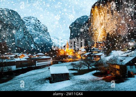 incredibile villaggio turistico alpino di notte in inverno con famoso chiesa e cascata di Staubbach Lauterbrunnen Svizzera Europa Foto Stock