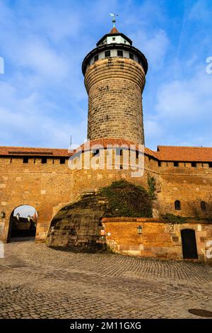 Torre Sinwell e ingresso al Castello Imperiale con mura. Norimberga, Baviera, Germania. Mattina di sole. Foto Stock