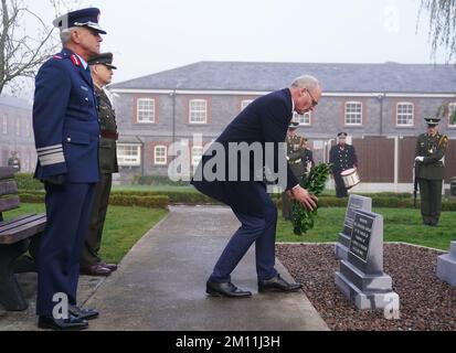 Il ministro della Difesa Simon Coveney (a destra) accompagnato dal tenente generale Sean Clancy (a sinistra), capo di stato maggiore delle forze di difesa, E il generale brigadiere Tony Cudmore, durante un evento per svelare un monumento dedicato alle famiglie del personale di Una Compagnia, 35th Battaglione di Fanteria che ha partecipato all'assedio di Jadotville nel settembre 1961, presso la Caserma Custume, Athlone. Data immagine: Venerdì 9 dicembre 2022. Foto Stock