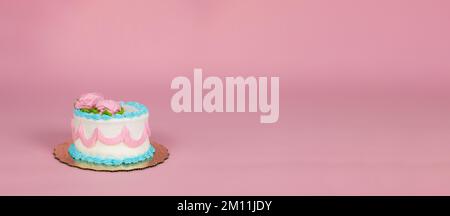 Un rosa per una celebrazione di compleanno di sfondo con un piccolo banner torta di compleanno con spazio copia Foto Stock