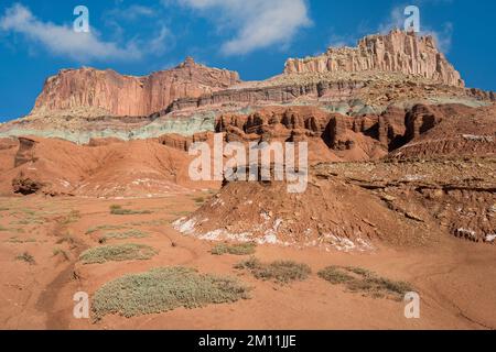 Formazione rocciosa del castello vicino al centro visitatori del Capitol Reef National Park vicino a Torrey, Utah Foto Stock