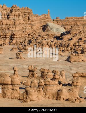 Centinaia di hoodoos, conosciuti localmente a Goblins, nel Goblin Valley state Park vicino Hanksville, Utah Foto Stock