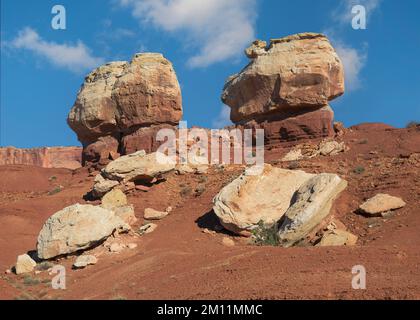 Formazione rocciosa conosciuta come Twin Rocks lungo la Utah state Highway 24 nel Capitol Reef National Park vicino a Torrey, Utah Foto Stock