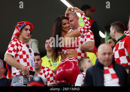 Doha, Qatar. 09th Dec, 2022. Ivana Knoll, ex Miss Croazia, si presenta per una foto durante la finale di Coppa del mondo FIFA Qatar 2022 quarto incontro tra Croazia e Brasile al Education City Stadium il 09 dicembre 2022 a al Rayyan, Qatar. (Foto: William Volcov) Credit: Brazil Photo Press/Alamy Live News Foto Stock