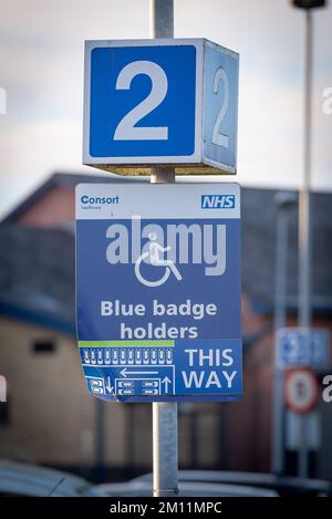 Preso al Royal Blackburn Teaching Hospital, Blackburn, Lancashire, Regno Unito, il 9 dicembre 2022. Cartello sul lampione per porta badge blu. Parcheggio zona 2 Foto Stock