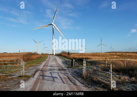 Tramonto invernale al parco eolico Whitelee, Eaglesham Moor, vicino a Glasgow, Scozia, Regno Unito Foto Stock