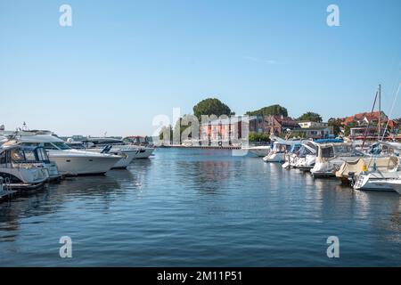 Waren, Müritz, porto cittadino durante il giorno, Meclemburgo-Pomerania occidentale, Germania Foto Stock