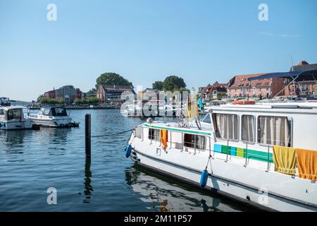 Waren, Müritz, porto cittadino durante il giorno, Meclemburgo-Pomerania occidentale, Germania Foto Stock