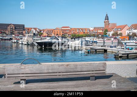 Waren, Müritz, porto cittadino durante il giorno, Meclemburgo-Pomerania occidentale, Germania Foto Stock