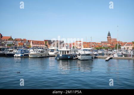 Waren, Müritz, porto cittadino durante il giorno, Meclemburgo-Pomerania occidentale, Germania Foto Stock