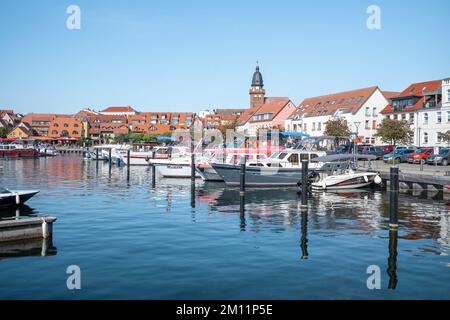 Waren, Müritz, porto cittadino durante il giorno, Meclemburgo-Pomerania occidentale, Germania Foto Stock