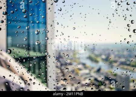 Vista dalla Torre Taunus di Francoforte verso il fiume meno con gocce di pioggia su un pannello finestra [M]. Foto Stock