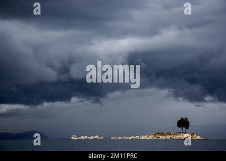 Cielo drammatico prima della pioggia sul lago Titicaca, al confine tra Bolivia e Perù Foto Stock