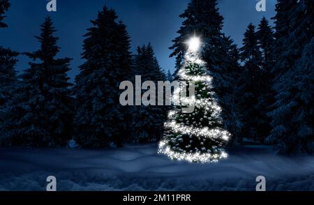 Albero di Natale splendente in una foresta invernale innevata Foto Stock