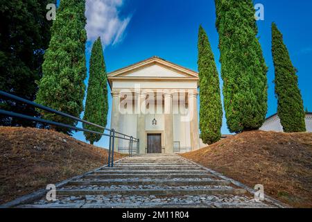 Su una scala che conduce ad un cimitero di Pieve di Soligo, si trova una sala con quattro colonne Foto Stock