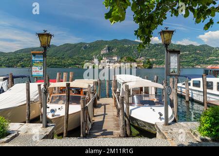 Vista dal molo di Orta San Giulio all'Isola di San Giulio, Lago d'Orta, Lago d'Orta, Piemonte, Italia Foto Stock