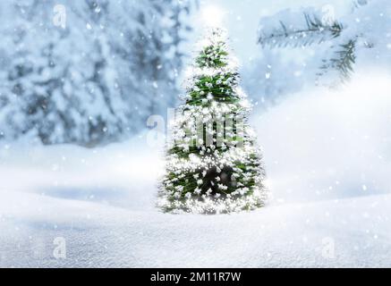 Albero di Natale splendente in un paesaggio invernale innevato Foto Stock