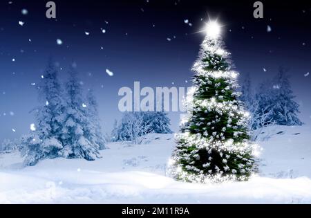 Albero di Natale splendente in un paesaggio invernale innevato Foto Stock