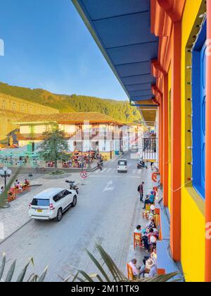 Sud America, Colombia, Departamento de Antioquia, Ande colombiane, Jardín, Scena di strada colorata nel villaggio andino di Jardín Foto Stock