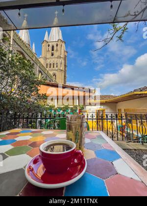 Sud America, Colombia, Departamento de Antioquia, Ande colombiane, Jardín, Cortile di Café Macanas con Basílica Menor de la Inmaculada Concepción sullo sfondo Foto Stock