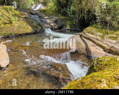 Sud America, Colombia, Departamento de Antioquia, Ande colombiane, Jardín, Ruscello sulla strada per Cueva del Esplendor Foto Stock