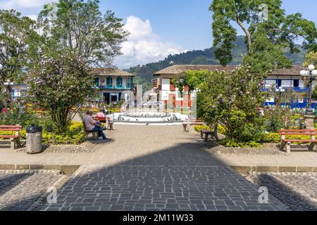 Sud America, Colombia, Departamento de Antioquia, Ande colombiane, Jardín, Scena quotidiana nel Parque Principal Libertadores Foto Stock