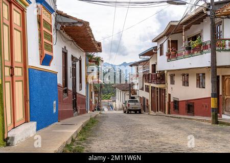Sud America, Colombia, Departamento de Antioquia, Ande colombiane, Jericó, scena di strada nel villaggio andino Jericó Foto Stock