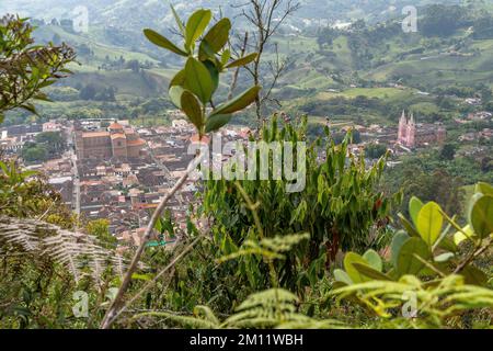 Sud America, Colombia, Departamento de Antioquia, Ande colombiane, Jericó, Vista del villaggio andino Jericó con le sue due chiese suggestive Foto Stock